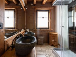 baño con 3 lavabos y ducha de cristal en Apartment by Interhome, 
