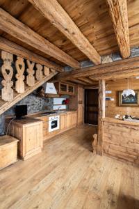 cocina grande con suelo y techo de madera en Apartment by Interhome, 
