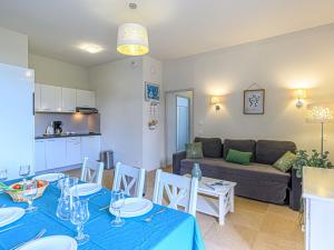 Η κουζίνα ή μικρή κουζίνα στο Apartment Château De Kergonano-12 by Interhome