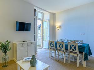 Μια τηλεόραση ή/και κέντρο ψυχαγωγίας στο Apartment Château De Kergonano-12 by Interhome +25 φωτογραφίες