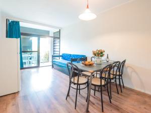 uma cozinha e sala de jantar com mesa e cadeiras em Apartment Magnolia-12 by Interhome em Marina di Bibbona