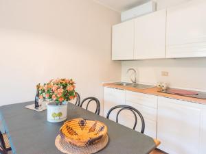 uma cozinha com uma mesa com uma tarte em Apartment Magnolia-12 by Interhome em Marina di Bibbona