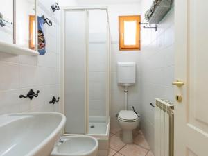 Bilik mandi di Apartment Gioiellino by Interhome