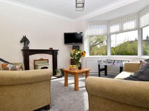 a living room with a fireplace and a tv at 3 Bed in Sedgefield 82600 in Sedgefield