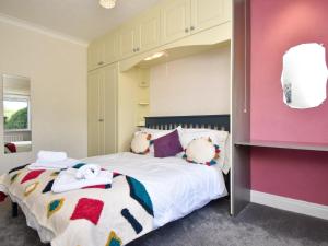 a bedroom with two beds with towels on them at 3 Bed in Sedgefield 82600 in Sedgefield