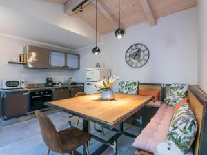 Il comprend une cuisine et une salle à manger avec une table et des chaises en bois. dans l'établissement Holiday Home by Interhome, à Sesto Fiorentino