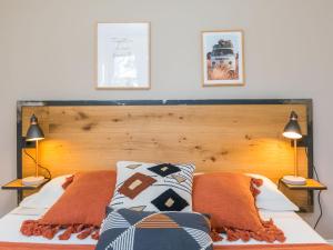 - une chambre avec une tête de lit en bois et 2 lampes dans l'établissement Holiday Home by Interhome, à Sesto Fiorentino