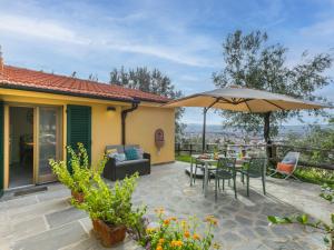 une terrasse avec une table et un parasol dans l'établissement Holiday Home by Interhome, à Sesto Fiorentino