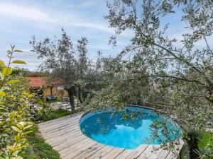 - une petite piscine bleue sur une terrasse en bois dans l'établissement Holiday Home by Interhome, à Sesto Fiorentino