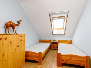 1 dormitorio con 2 camas individuales y espejo en Apartment Pamela by Interhome, en Balatonőszöd