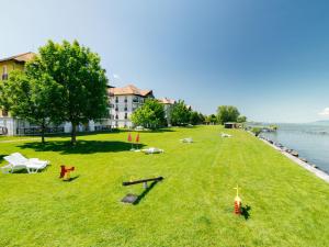 un gran campo de hierba junto a un cuerpo de agua en Apartment Pamela by Interhome, en Balatonőszöd