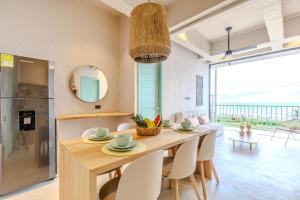 a kitchen and dining room with a table and chairs at Bondo Estudio in Cartagena de Indias