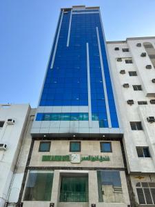 كنوز العمر في مكة المكرمة: مبنى طويل وبه نوافذ من الزجاج الأزرق