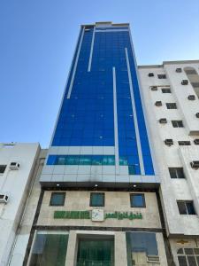 كنوز العمر في مكة المكرمة: مبنى طويل وبه نوافذ من الزجاج الأزرق