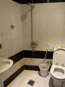 كنوز العمر في مكة المكرمة: حمام مع مرحاض ومغسلة
