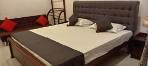 سرير أو أسرّة في غرفة في Hotel Sapid Luck Yala Safari
