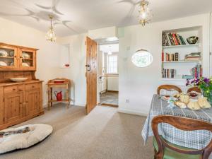 une chambre avec une table et des chaises ainsi qu'une cuisine dans l'établissement 2 Bed in Tavistock 83623, à Tavistock
