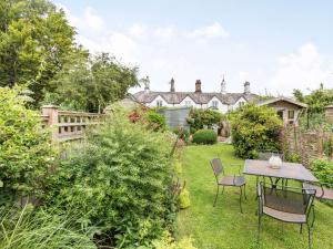 un jardin avec une table et des chaises sur la pelouse dans l'établissement 2 Bed in Tavistock 83623, à Tavistock