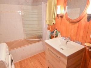 a bathroom with a sink and a bath tub at Appartement Valloire, 2 pièces, 5 personnes - FR-1-263-161 in Valloire