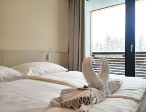 Postel nebo postele na pokoji v ubytování Tichý Apartmán u Mumlavského vodopádu 2KK s garáží v těsné blízkosti Hornického muzea - by Relax Harrachov