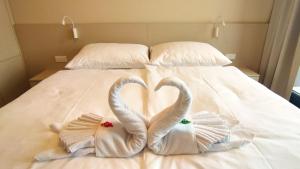 Postel nebo postele na pokoji v ubytování Tichý Apartmán u Mumlavského vodopádu 2KK s garáží v těsné blízkosti Hornického muzea - by Relax Harrachov