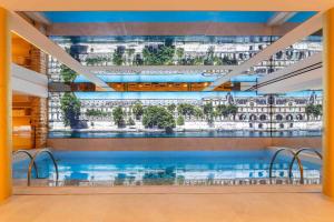 - une vue sur la piscine dans un bâtiment dans l'établissement Hotel Astra Opera - Astotel, à Paris