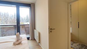 Postel nebo postele na pokoji v ubytování Tichý Apartmán u Mumlavského vodopádu 2KK s garáží v těsné blízkosti Hornického muzea - by Relax Harrachov