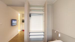 Postel nebo postele na pokoji v ubytování Tichý Apartmán u Mumlavského vodopádu 2KK s garáží v těsné blízkosti Hornického muzea - by Relax Harrachov