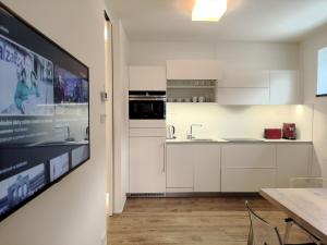 Kuchyň nebo kuchyňský kout v ubytování Tichý Apartmán u Mumlavského vodopádu 2KK s garáží v těsné blízkosti Hornického muzea - by Relax Harrachov