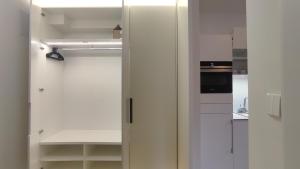 Kuchyň nebo kuchyňský kout v ubytování Tichý Apartmán u Mumlavského vodopádu 2KK s garáží v těsné blízkosti Hornického muzea - by Relax Harrachov