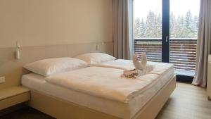 Postel nebo postele na pokoji v ubytování Tichý Apartmán u Mumlavského vodopádu 2KK s garáží v těsné blízkosti Hornického muzea - by Relax Harrachov