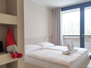 Postel nebo postele na pokoji v ubytování Tichý Apartmán u Mumlavského vodopádu 2KK s garáží v těsné blízkosti Hornického muzea - by Relax Harrachov