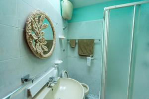 een badkamer met een spiegel, een toilet en een douche bij La Casetta dei Gerani in Montemarano