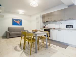 Il comprend une cuisine et un salon avec une table et des chaises. dans l'établissement Apartment Sicilia by Interhome, à Balestrate