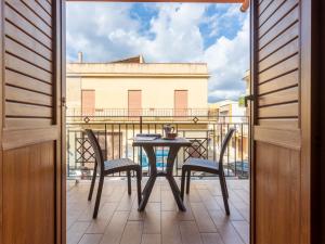 d'une table et de chaises sur un balcon avec vue. dans l'établissement Apartment Sicilia by Interhome, à Balestrate