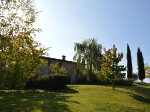 une maison avec des arbres et une pelouse dans l'établissement Apartment Pontevecchio by Interhome, à Asciano
