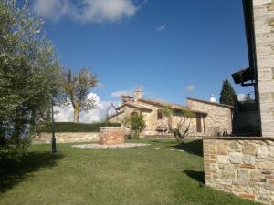 une vieille maison en pierre avec une cour devant elle dans l'établissement Apartment Pontevecchio by Interhome, à Asciano
