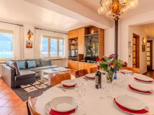 comedor y sala de estar con mesa y sillas en Holiday Home La Spiaggetta by Interhome, en Cima