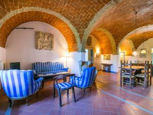 - un restaurant avec des tables et des chaises bleues dans une pièce dans l'établissement Holiday Home Al Volo del Nibbio by Interhome, à Marradi