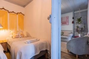リスボンにあるCondessa Doll's Houseの小さなベッドルーム(ベッド1台、椅子付)