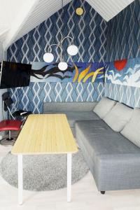 比克瑟爾克魯克的住宿－Holiday Home Utsikten - OEL100 by Interhome，客厅配有沙发和桌子