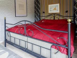 比克瑟爾克魯克的住宿－Holiday Home Utsikten - OEL100 by Interhome，卧室里一张带金属框架的红色床