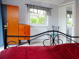- une chambre avec un lit, une commode et une fenêtre dans l'établissement Holiday Home Utsikten - OEL100 by Interhome, à Byxelkrok