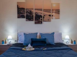 una camera con un letto e un vassoio di Holiday Home Stazzu lu Bulioni by Interhome a Arzachena