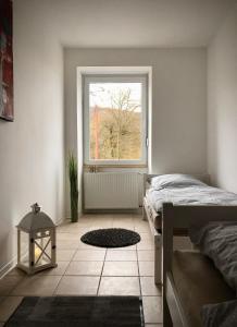 um quarto com uma cama e uma janela em Schneiders Ferienwohnung 2 em Braunshausen