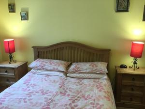 1 dormitorio con 1 cama y 2 mesitas de noche con lámparas en Apartment Old Edinburgh Cottage by Interhome en Inverness