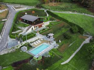 Piscina de la sau aproape de Chalet Il Poggio del Castagno by Interhome