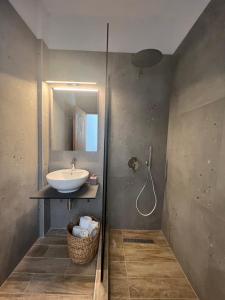 uma casa de banho com um lavatório e um espelho em Australia em Skiathos Town