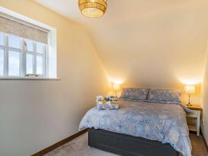 1 dormitorio con cama y ventana en 1 Bed in Hawarden 86711 en Hawarden