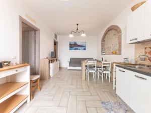 uma cozinha e sala de estar com mesa e cadeiras em Apartment La Casetta dei Pescatori by Interhome em Follonica